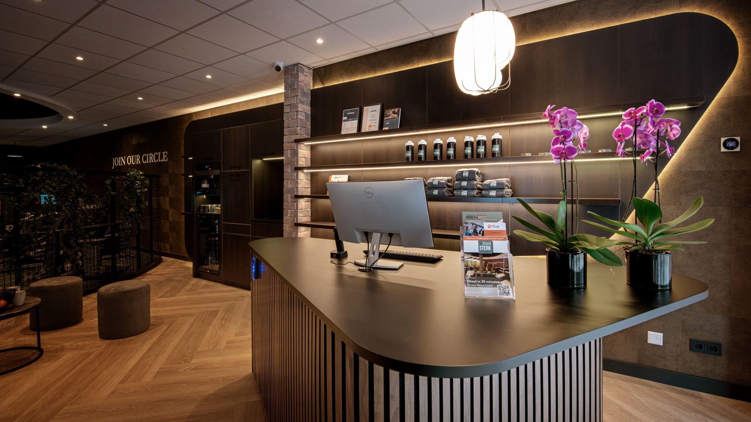 De warme entree en balie van Vitaal Sterk in Baarn